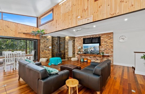 Hastings Point House | Large Beach Retreat with Ocean Breeze & Style