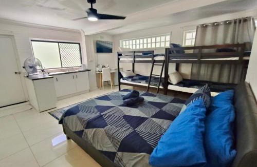 The Entrance House | Large Coastal Home in the Heart of the Entrance! Sleeps 18