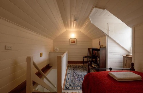 Mount Victoria House | Larsens Cottage 1 - Historic 1880 Home
