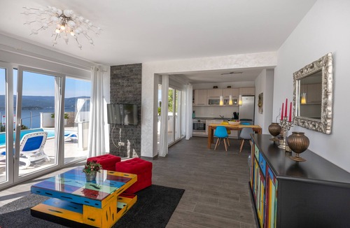 Komarna Apartment | Last minute offers/Pet friendly/VERY low low season prices !