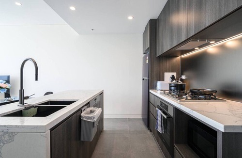 Lidcombe Apartment | Lidcombe 1Br Apt Near Olympic Park with Pool & Gym
