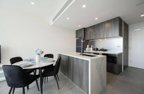 Lidcombe Apartment | Lidcombe 1Br Apt Near Olympic Park with Pool & Gym