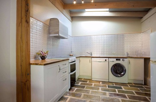 Leura Apartment | Little Haven Leura Cottage with Spa Bath and BBQ