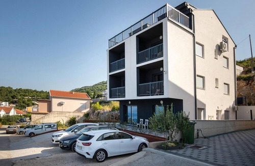 Komarna Apartment | Lovely apartment in Komarna with house sea view