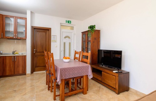 Komarna Apartment | Lovely apartment in Komarna with WiFi