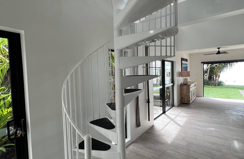 Holloways Beach Apartment | LUX HC Waters Edge Presents our exquisite beachfront house in Holloways Beach