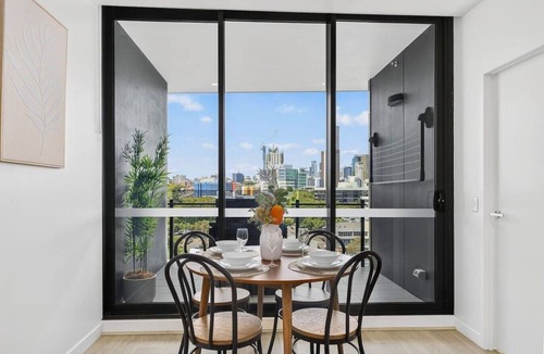 Milton Apartment | Luxe 1Bd | Views | Pool & Parking Walk to Suncorp