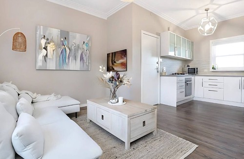 Wollongong CBD Apartment | Luxe 2BR Unit - Pet Friendly - Walk To Beach - CBD