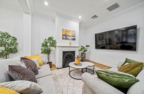 Pyrmont House | Luxe Living Terrace by The Star