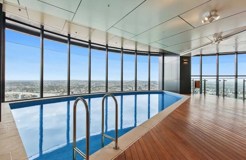Kangaroo Point Apartment | Luxury 1 Bedroom Retreat in Brisbane City With Pool and gym
