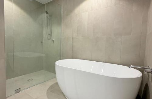 Brisbane Central Business District Apartment | Luxury 3-Bedroom Stay with City and River View