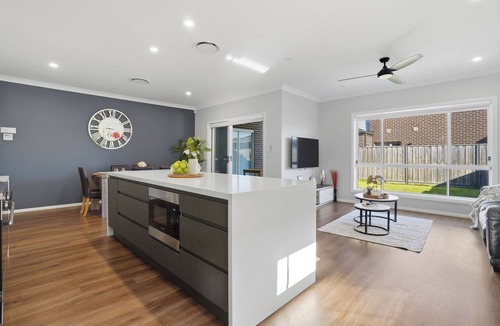 Gledswood Hills House | Luxury 4BR Gledswood Residence | Stylish Escape for Families & Groups