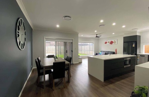 Gledswood Hills House | Luxury Home | Sleeps 16 Guests