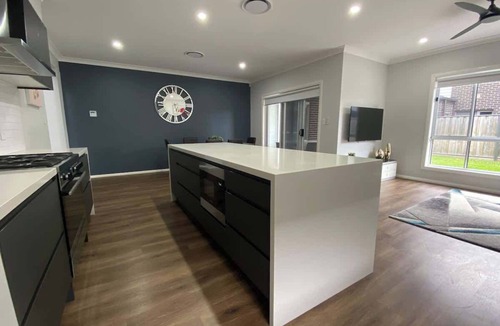 Gledswood Hills House | Luxury Home | Sleeps 16 Guests