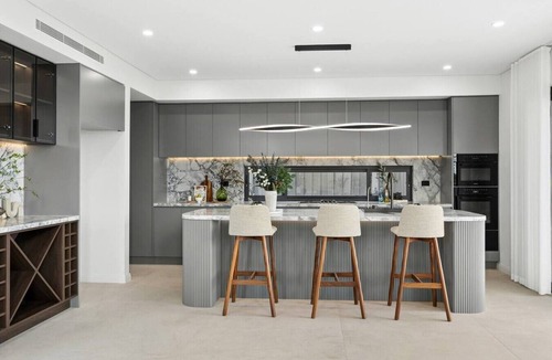 Leppington House | Luxury Home | Tesla Charger | Near Station|Parking