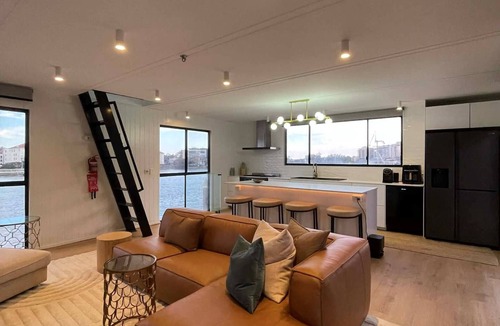 Kangaroo Point House | Luxury Penthouse Houseboat n the Heart of the City