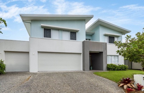 Banksia Beach House | Luxury & Style on the Canal