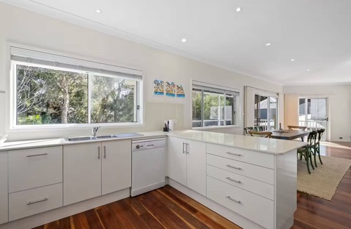 Macmasters Beach House | Luxury Villas Northwind (Walk to the beach)