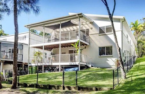 Macmasters Beach House | Luxury Villas Northwind (Walk to the beach)
