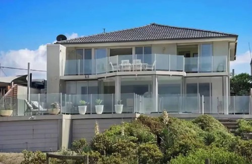 Umina Beach House | Luxury Villas Ocean View on the Esplanade (Walk to the beach)
