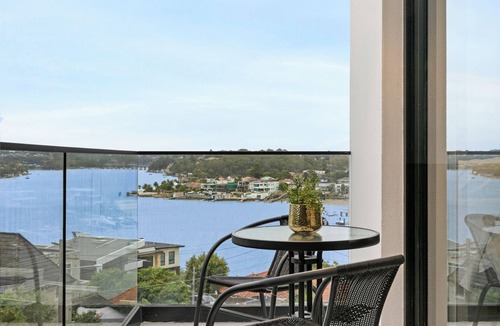 Connells Point House | Luxury Waterside Sanctuary with pool, sensational views, 2 decks & lift!