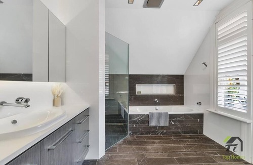 Warrawee House | 'Lynwood' Warrawee Manor- Koi Home