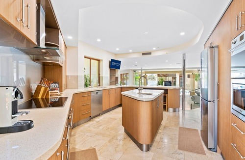 Surfers Paradise House | Main River Grandeur Mansion, 4 Bed, Pool & Sauna