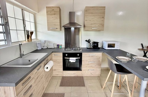 Pirae Apartment | Manohiti apartment Easy Tahiti Stay: Fast Wi-Fi, Kitchen, Terrace & carpark