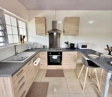 Pirae Apartment | Manohiti apartment Easy Tahiti Stay Fast Wi-Fi Kitchen Terrace & carpark