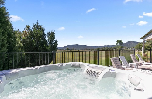 Broke House | Maranda Country Estate - Maranda Country Estate 5 Bedrooms with Spa & Pool