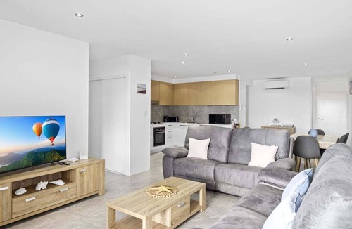 Sandstone Point Apartment | Marina Retreat Getaway