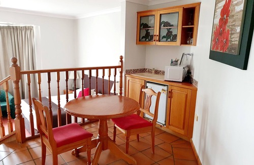 Warwick Hotel | McNevin's Warwick Motel