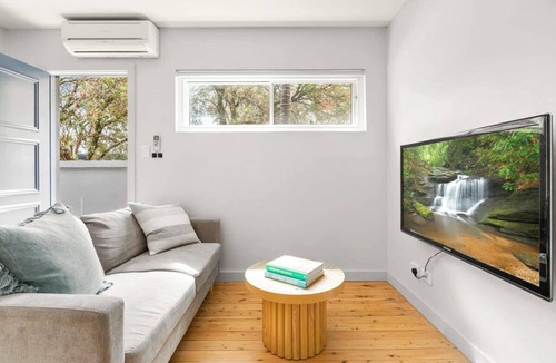 Coogee Apartment | Modern 1-Bed Pad Minutes Away from Beach