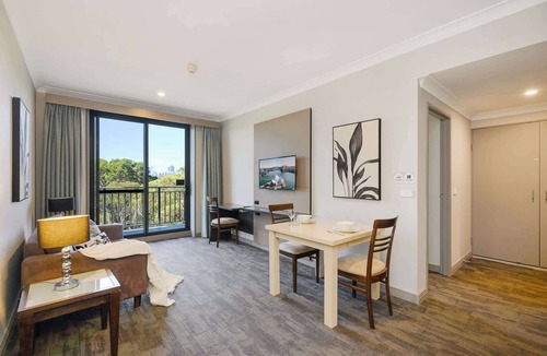North Ryde Apartment | Modern 1BR Apt 1KM to Macquarie Park Station