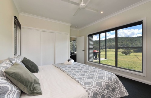 Cessnock City Council Villa | Modern 2 bedroom villa. Sleeps 4. Stunning 200 acre property. Pet Friendly!
