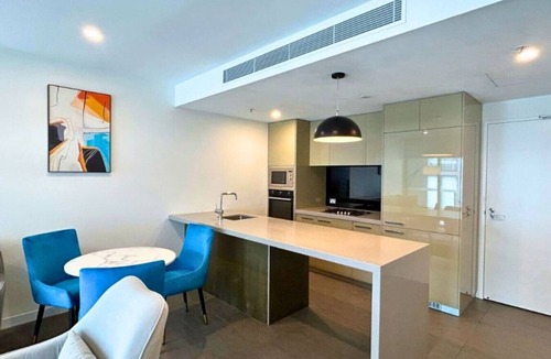 Woolloongabba Apartment | Modern 2BR with Balcony Overlooking The Gabba