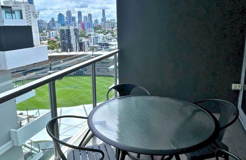 Woolloongabba Apartment | Modern 2BR with Balcony Overlooking The Gabba