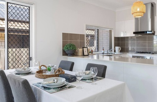 Deebing Heights House | Modern 3BR Home in Peaceful Deebing Heights