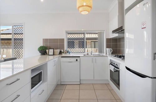 Deebing Heights House | Modern 3BR Home in Peaceful Deebing Heights