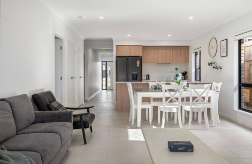 Ripley House | Modern 4BR Family Home in Quiet Ripley Location