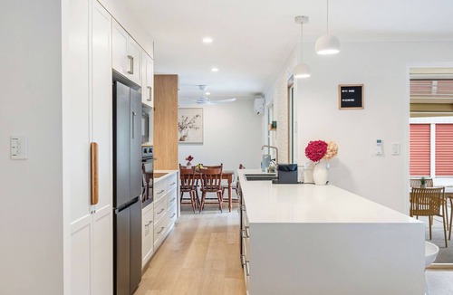 Kawungan House | Modern 5BR Hervey Bay Home | Huge Kitchen & Brand-New Furnishings