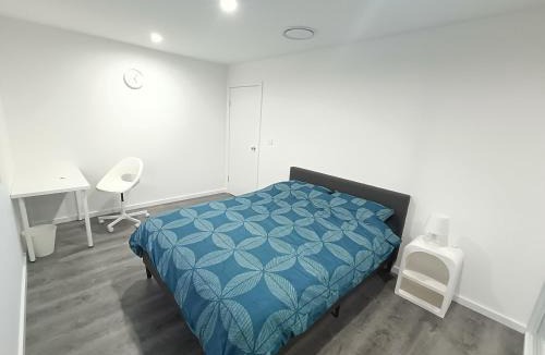 Guildford House | Modern and Peaceful Queen Room in Guildford - NR5