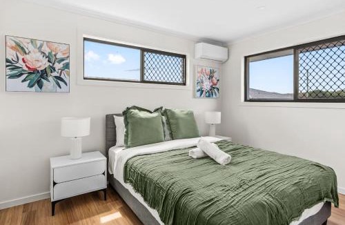 Robertson House | Modern Family Escape in Rochedale Pool and Comfort