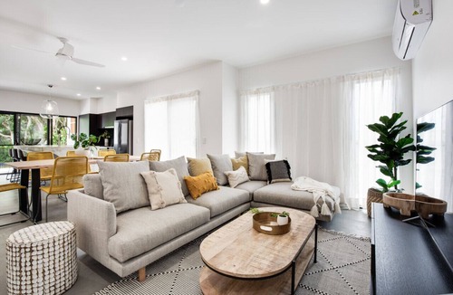 Yaroomba House | Modern pet friendly beach home