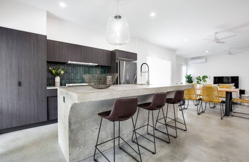 Yaroomba House | Modern pet friendly beach home