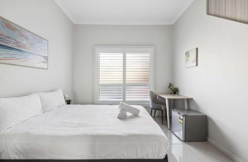 Seven Hills House | Modern Queen Room - Near Station & Easy M2 and M7 - Shared Bathroom and Kitchen