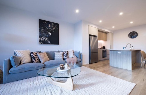East Brisbane Apartment | Modern Retreat-style Apt, Stunning Rooftop Pool and River Views, Secure Park, Gym