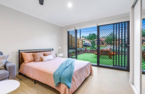 Sunnybank House | Modern Studio with Garden Views in Shared Home - Apartment