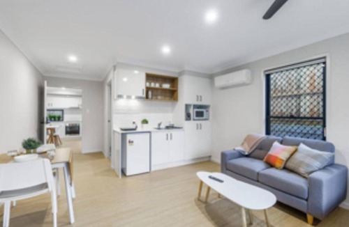 Sunnybank House | Modern Studio with Garden Views in Shared Home - Apartment