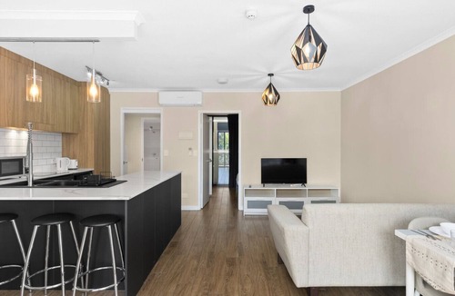 Spring Hill Apartment | Modern Tropical 1BR Oasis in Spring Hill